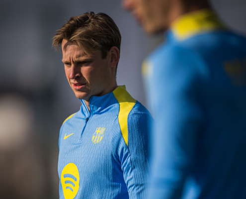 Escudo del FC Barcelona Frenkie de Jong noticia sobre lesión El centrocampista holandés ha sufrido una rotura del ligamento colateral medial de su rodilla derecha. Primer equipo Fecha de publicación Hace 1 hora