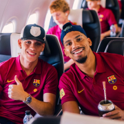 Escudo del FC Barcelona Llegada a Birmingham La plantilla aterriza en la segunda ciudad de Inglaterra, donde permanecerá hasta el 3 de agosto Primer equipo Fecha de publicación Hace 1 hora