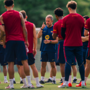 Escudo del FC Barcelona Los jugadores rumbo a Birmingham Hansi Flick se lleva a 30 jugadores con los suyos a la primera etapa de entrenamiento del primer equipo inglés de Midlands Fecha de publicación Hace 12 Minutos