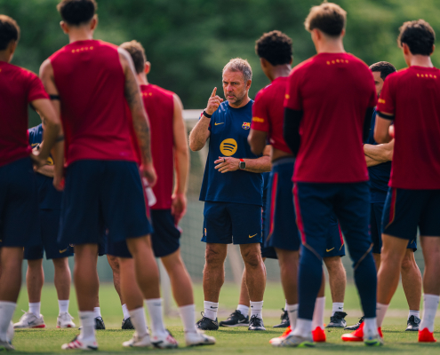Escudo del FC Barcelona Los jugadores rumbo a Birmingham Hansi Flick se lleva a 30 jugadores con los suyos a la primera etapa de entrenamiento del primer equipo inglés de Midlands Fecha de publicación Hace 12 Minutos