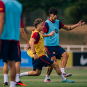 Escudo del FC Barcelona Más entrenamientos en St. George's Park Otra sesión de la plantilla azulgrana, la cuarta en Inglaterra durante su concentración de pretemporada Primer Equipo Fecha de publicación Hace 1 hora