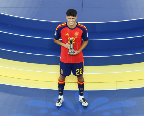 Escudo del FC Barcelona Pau Cubarsí, mejor jugador joven del Mundial El defensa azulgrana recibe el premio tras un impresionante torneo con la campeona España | Fotos: @FIFAcom Primer equipo Fecha de publicación Hace 9 horas
