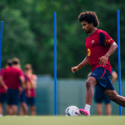 Escudo del FC Barcelona Primer entrenamiento de Adeyemi El jugador alemán se suma al resto de jugadores disponibles del primer equipo, más 17 jugadores del Barça Atlètic y del Juvenil A, para entrenar esta mañana en la Ciutat Esportiva Primer Equipo Fecha de publicación Hace 22 Minutos