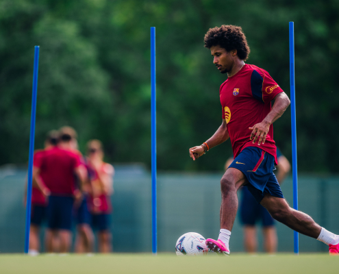 Escudo del FC Barcelona Primer entrenamiento de Adeyemi El jugador alemán se suma al resto de jugadores disponibles del primer equipo, más 17 jugadores del Barça Atlètic y del Juvenil A, para entrenar esta mañana en la Ciutat Esportiva Primer Equipo Fecha de publicación Hace 22 Minutos