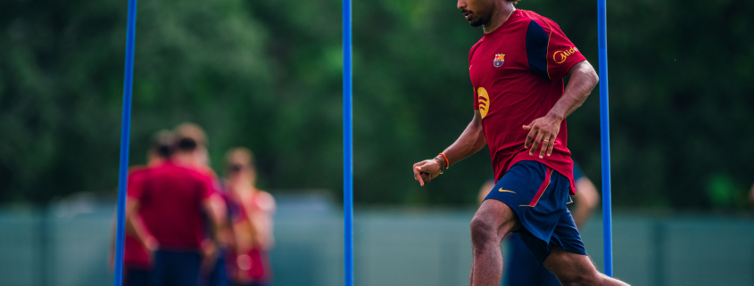 Escudo del FC Barcelona Primer entrenamiento de Adeyemi El jugador alemán se suma al resto de jugadores disponibles del primer equipo, más 17 jugadores del Barça Atlètic y del Juvenil A, para entrenar esta mañana en la Ciutat Esportiva Primer Equipo Fecha de publicación Hace 22 Minutos