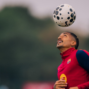Escudo del FC Barcelona Primer entrenamiento de Raphinha El delantero brasileño entrena por primera vez tras incorporarse al grupo Primer Equipo Fecha de publicación Hace 47 Mins