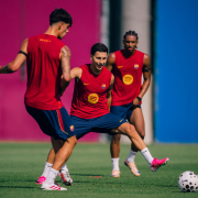 Escudo del FC Barcelona Primer entrenamiento de la temporada 2026/27 La plantilla de Hansi Flick se ejercita por primera vez este verano en el primer equipo de la Ciutat Esportiva Fecha de publicación Hace 1 hora