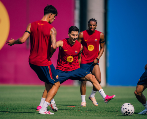 Escudo del FC Barcelona Primer entrenamiento de la temporada 2026/27 La plantilla de Hansi Flick se ejercita por primera vez este verano en el primer equipo de la Ciutat Esportiva Fecha de publicación Hace 1 hora