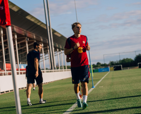 Escudo del FC Barcelona Primera sesión con Fermín El centrocampista participó en parte de la sesión con la plantilla en su primer trabajo tras la pretemporada Primer Equipo Fecha de publicación Hace 12 horas