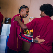 Escudo del FC Barcelona Raphinha se incorpora a la concentración de pretemporada Tras el descanso tras su participación en el reciente Mundial, el brasileño se une a sus compañeros en St. George's Park Primer equipo Fecha de publicación Hace 53 Minutos