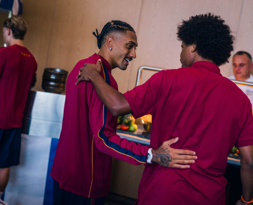 Escudo del FC Barcelona Raphinha se incorpora a la concentración de pretemporada Tras el descanso tras su participación en el reciente Mundial, el brasileño se une a sus compañeros en St. George's Park Primer equipo Fecha de publicación Hace 53 Minutos