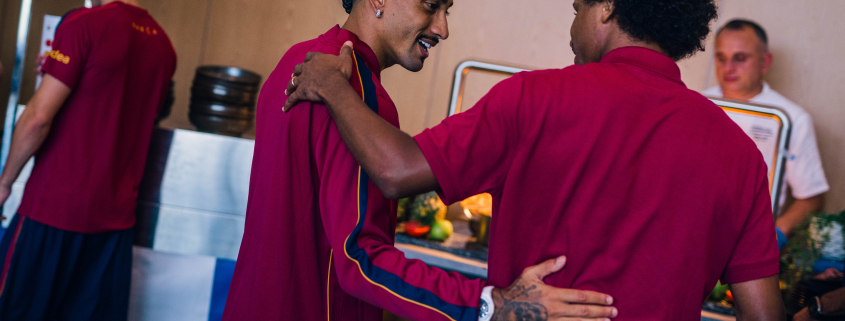 Escudo del FC Barcelona Raphinha se incorpora a la concentración de pretemporada Tras el descanso tras su participación en el reciente Mundial, el brasileño se une a sus compañeros en St. George's Park Primer equipo Fecha de publicación Hace 53 Minutos