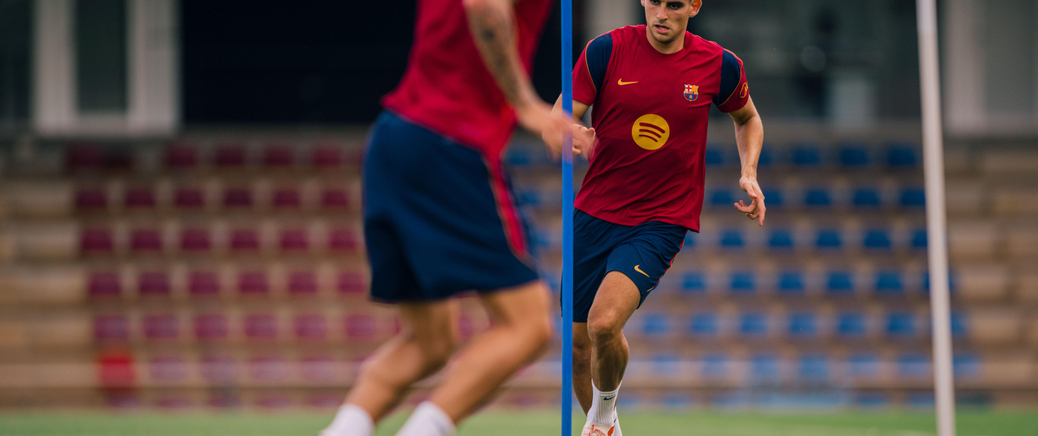 Escudo del FC Barcelona Segundo día de entrenamiento Hansi Flick y la plantilla completan hoy el primero de los dos entrenamientos Primer Equipo Fecha de publicación Hace 43 Mins