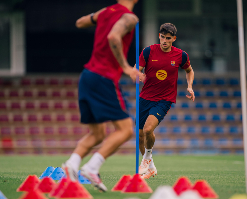 Escudo del FC Barcelona Segundo día de entrenamiento Hansi Flick y la plantilla completan hoy el primero de los dos entrenamientos Primer Equipo Fecha de publicación Hace 43 Mins