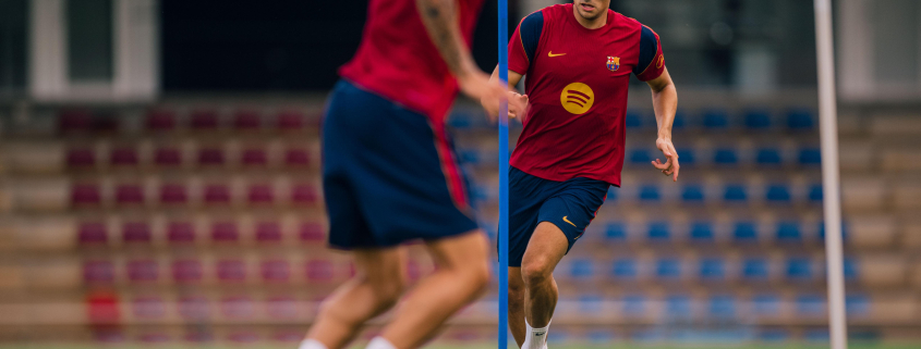Escudo del FC Barcelona Segundo día de entrenamiento Hansi Flick y la plantilla completan hoy el primero de los dos entrenamientos Primer Equipo Fecha de publicación Hace 43 Mins