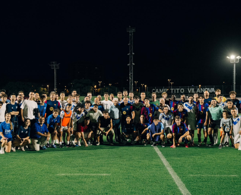 Escudo del club FC Barcelona El entrenamiento continúa contra Europa Un entrenamiento ligeramente diferente: el equipo de Hansi Flick gana el partido de entrenamiento por 4-1 Primer equipo Fecha de publicación Hace 1 hora