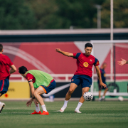 Escudo del club FC Barcelona Primera sesión del día en Inglaterra Los culés disputan la primera de tres jornadas consecutivas con sesiones dobles en St. George's Park Primer equipo Fecha de publicación Hace 3 horas