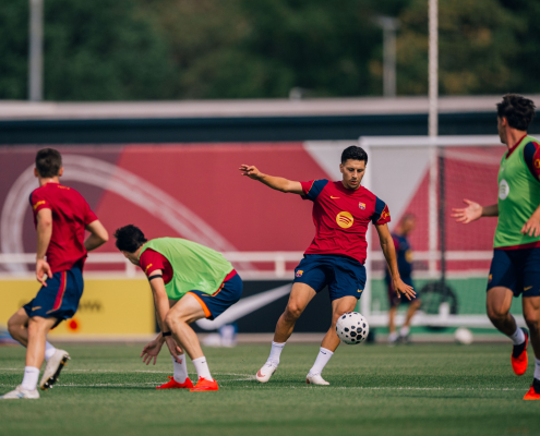 Escudo del club FC Barcelona Primera sesión del día en Inglaterra Los culés disputan la primera de tres jornadas consecutivas con sesiones dobles en St. George's Park Primer equipo Fecha de publicación Hace 3 horas